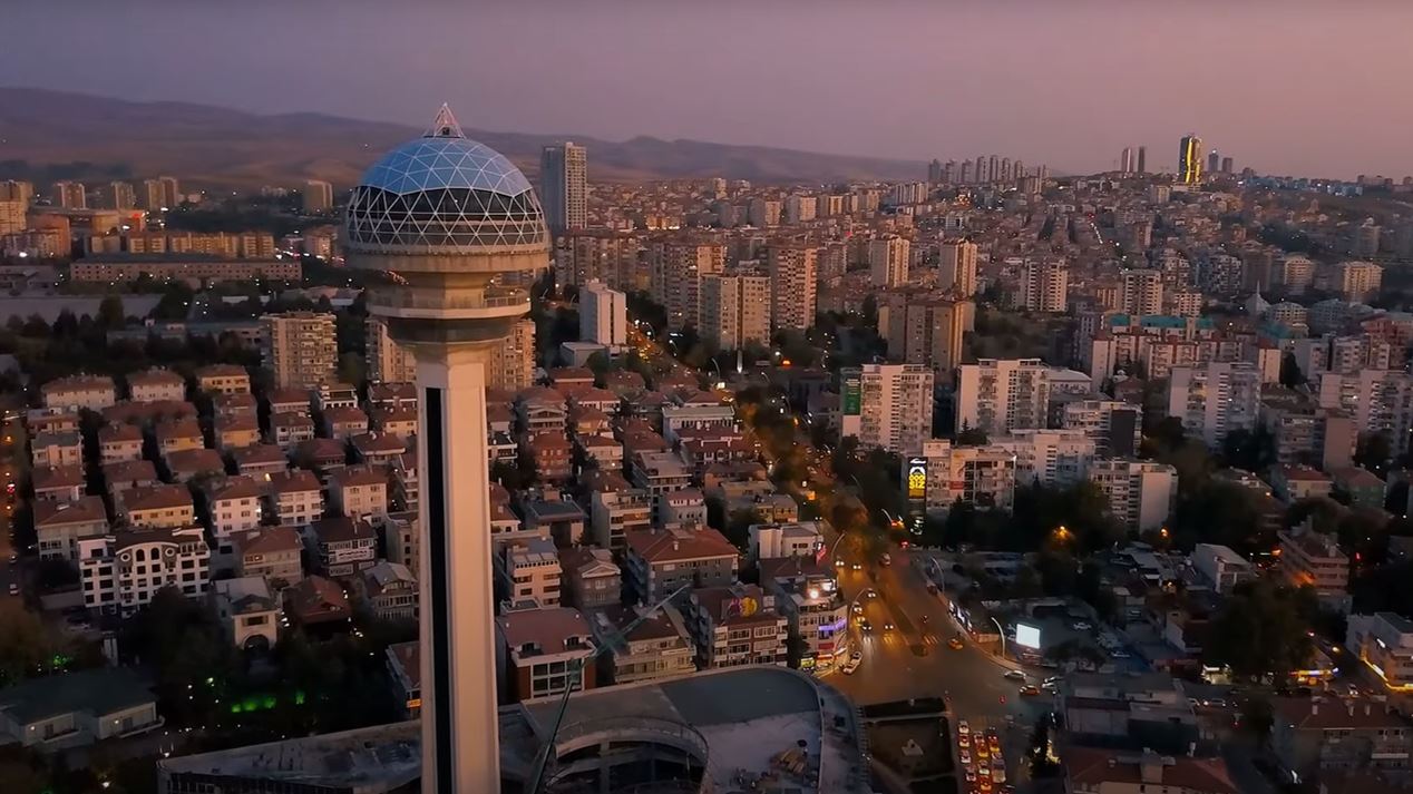 Türkiye'nin en hızlı büyüyen 100 şirketi listesi, Ankara'nın yükselişi, bilgisayar programlama sektörü ve yeni girişimci profili üzerine bir konsept.