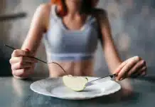 Anoreksiya nervoza kaynaklı çarpık beden algısı, yeme bozukluğu belirtileri ve multidisipliner yaklaşım ile iyileşme.