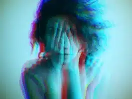 Depresyon belirtileri gösteren bir kişi ve bu durumun ardındaki vitamin eksiklikleri ile tiroid bozuklukları gibi nedenler.