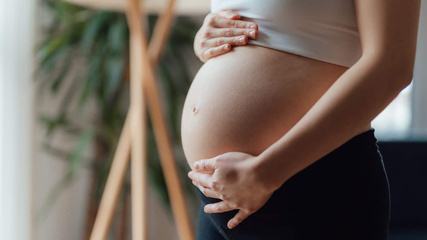 Dr. Sinem Bostan Kayaoğlu'nun doğuma hazırlık ve dördüncü trimester (lohusalık) için dengeli beslenme ve hamile yogası önerileri.