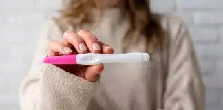 Hamilelikte yapılan hatalardan kaçınmak için doğru beslenme, zamanında folik asit kullanımı ve güvenli egzersiz üzerine bir konsept.