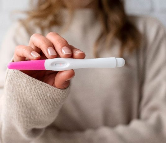 Hamilelikte yapılan hatalardan kaçınmak için doğru beslenme, zamanında folik asit kullanımı ve güvenli egzersiz üzerine bir konsept.