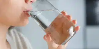 İdeal su tüketimi; kalp sağlığı, elektrolit dengesi ve dehidratasyon belirtilerini önlemek için kişiye özel hesaplanmalıdır.
