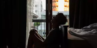 İntihar riski taşıyan bir kişiye destek olma konsepti; psikiyatrik tanı ve yaşamsal krizler karşısında koruyucu faktörlerin önemi.