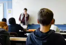 Okula uyum sürecinde yaşanan uyum sorunları, doğru aile tutumları ve bu faktörlerin çocuğun gelecekteki akademik başarısı üzerindeki etkisi.
