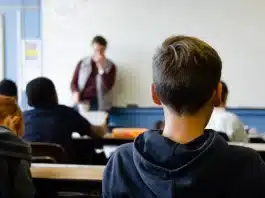 Okula uyum sürecinde yaşanan uyum sorunları, doğru aile tutumları ve bu faktörlerin çocuğun gelecekteki akademik başarısı üzerindeki etkisi.