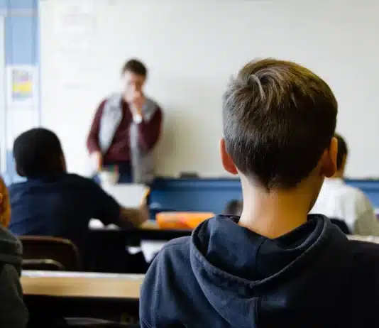 Okula uyum sürecinde yaşanan uyum sorunları, doğru aile tutumları ve bu faktörlerin çocuğun gelecekteki akademik başarısı üzerindeki etkisi.