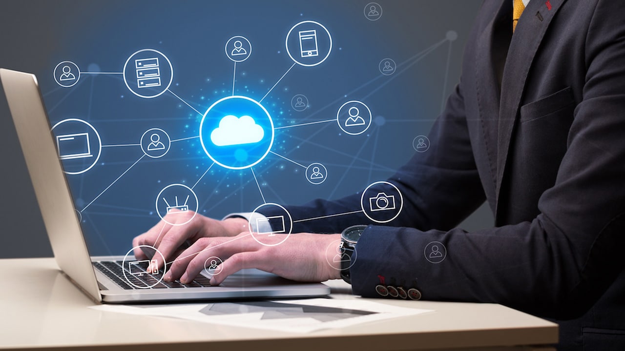 Şirketlerin 2025 bulut stratejileri; public cloud platformları, yapay zeka çözümleri ve FinOps ile maliyet kontrolü.