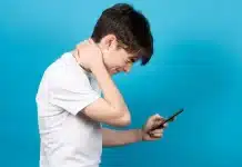 Cep telefonu kamburluğu (text neck), duruş bozukluklarına yol açarak omurga sağlığını tehdit ediyor.