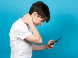 Cep telefonu kamburluğu (text neck), duruş bozukluklarına yol açarak omurga sağlığını tehdit ediyor.
