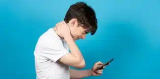 Cep telefonu kamburluğu (text neck), duruş bozukluklarına yol açarak omurga sağlığını tehdit ediyor.