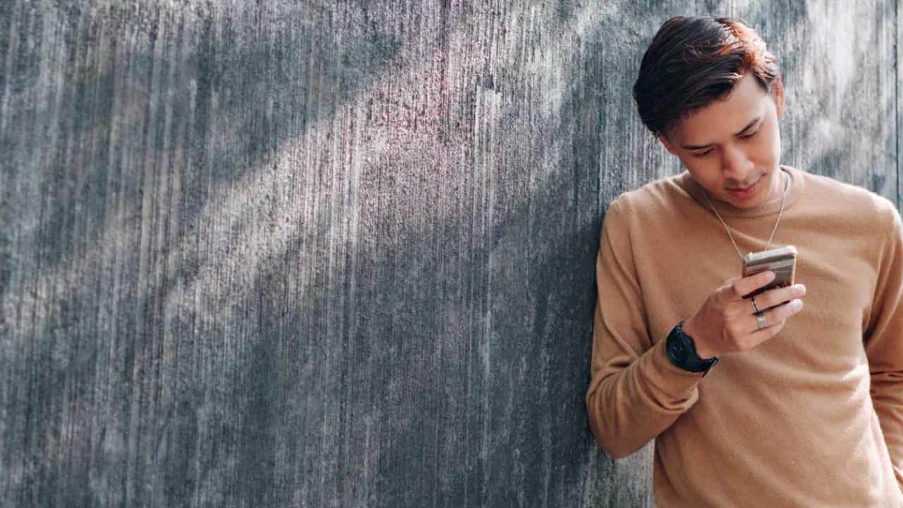 Telefonuna bakmak için başını öne eğmiş bir kişinin yaşadığı text neck sendromu.