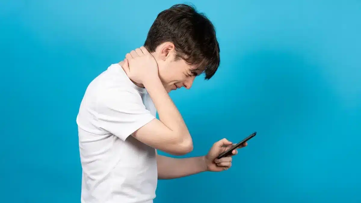 Cep telefonu kamburluğu (text neck), duruş bozukluklarına yol açarak omurga sağlığını tehdit ediyor.