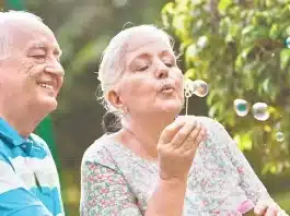 Sağlıklı yaşlanma, yaşlanmanın nedenlerini anlayıp, bilişsel sağlık ve direnç egzersizleri ile mümkündür.