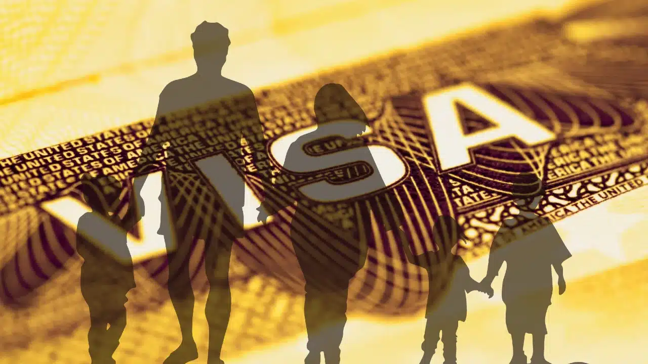 Yatırım yoluyla oturum (Golden Visa): Avrupa'da eğitim, üç nesil oturum hakkı ve gayrimenkul yatırımı konsepti.