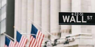 Amerikada şirket kurmak: LLC ve C-Corp gibi şirket türleri, vergi oranları ve EIN alma süreci üzerine bir konsept.