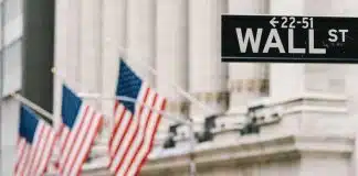 Amerika’da Şirket Kuracaklar için Amerikan Vergi Rehberi Amerikada şirket kurmak: LLC ve C-Corp gibi şirket türleri, vergi oranları ve EIN alma süreci üzerine bir konsept.