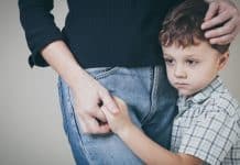 Ayrılık kaygısı bozukluğu nedir: Okul uyum sorunları, ebeveyn kaygısı ve bedensel belirtiler üzerine bir konsept.