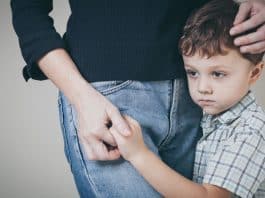 Ayrılık kaygısı bozukluğu nedir: Okul uyum sorunları, ebeveyn kaygısı ve bedensel belirtiler üzerine bir konsept.