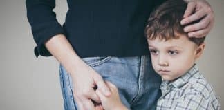 Ayrılık kaygısı bozukluğu nedir: Okul uyum sorunları, ebeveyn kaygısı ve bedensel belirtiler üzerine bir konsept.