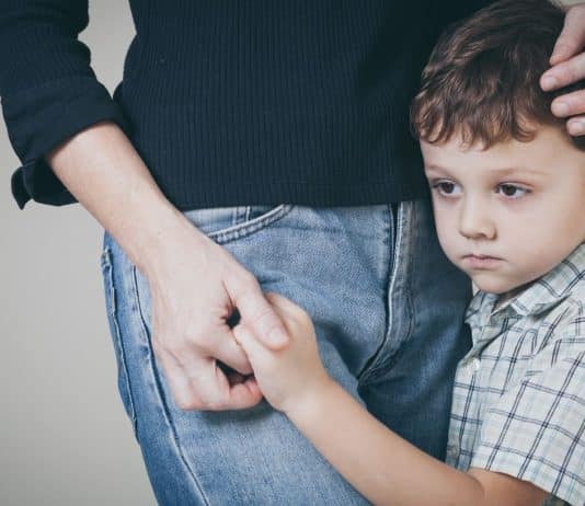 Ayrılık kaygısı bozukluğu nedir: Okul uyum sorunları, ebeveyn kaygısı ve bedensel belirtiler üzerine bir konsept.