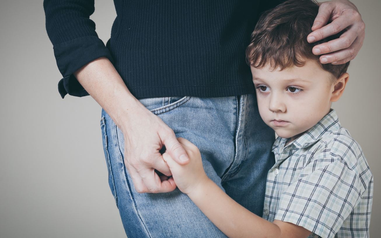 Ayrılık kaygısı bozukluğu nedir: Okul uyum sorunları, ebeveyn kaygısı ve bedensel belirtiler üzerine bir konsept.