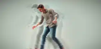 Beyinde denge kaybı belirtileri: Baş dönmesi, kulak uğultusu ve B12 vitamini eksikliği üzerine bir konsept.