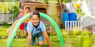 Çocukların oyununu etkileyen faktörler: Gelişim düzeyi ve sosyal çevre Çocukların oyununu etkileyen faktörler: Gelişim düzeyi, cinsiyet farklılıkları, sosyal çevre ve oyun materyalleri.