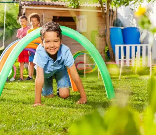 Çocukların oyununu etkileyen faktörler: Gelişim düzeyi, cinsiyet farklılıkları, sosyal çevre ve oyun materyalleri.