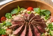 Etli kinoa salatası tarifi: Bu proteinli salata tarifi için bonfile pişirme ve hazırlama adımları.