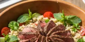 Etli kinoa salatası tarifi: Bu proteinli salata tarifi için bonfile pişirme ve hazırlama adımları.