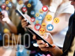 FOMO nedir: Günceli kaçırma korkusu, sosyal medya kıyaslaması ve JOMO (dijital detoks) ile kaygı bozukluğu.