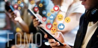 FOMO nedir? Sürekli bir şeyleri kaçırma korkusu ile nasıl başa çıkılır? FOMO nedir: Günceli kaçırma korkusu, sosyal medya kıyaslaması ve JOMO (dijital detoks) ile kaygı bozukluğu.
