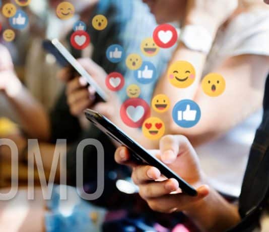 FOMO nedir: Günceli kaçırma korkusu, sosyal medya kıyaslaması ve JOMO (dijital detoks) ile kaygı bozukluğu.