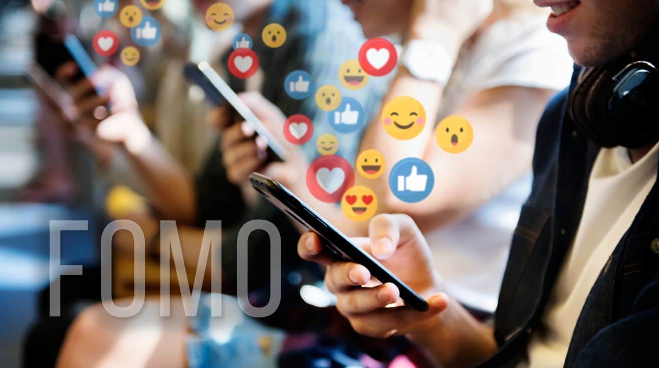 FOMO nedir: Günceli kaçırma korkusu, sosyal medya kıyaslaması ve JOMO (dijital detoks) ile kaygı bozukluğu.