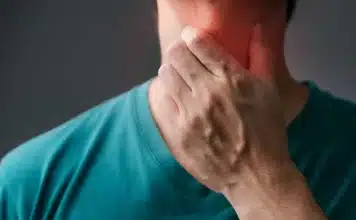 Geçmeyen ses kısıklığı ve gırtlak kanseri belirtileri: Sigara ve alkol kullanımı ile HPV riskine karşı KBB muayenesi.