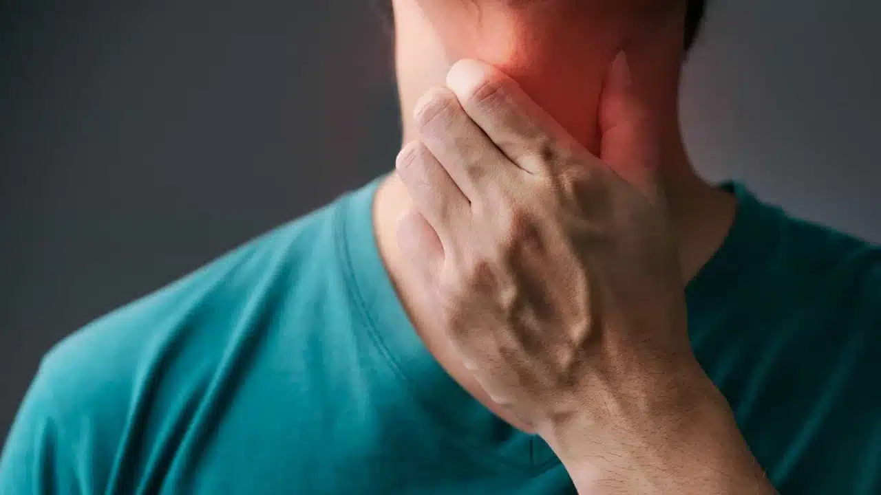 Geçmeyen ses kısıklığı ve gırtlak kanseri belirtileri: Sigara ve alkol kullanımı ile HPV riskine karşı KBB muayenesi.