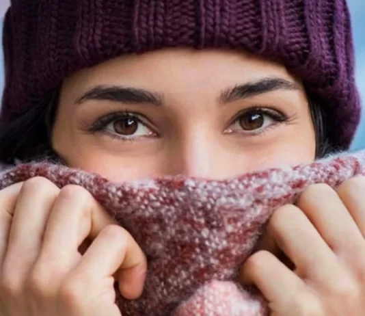 Kışın cilt bakımı: Cilt bariyeri koruması, nemlendirici ve kışın güneş kremi kullanımı üzerine bir konsept.