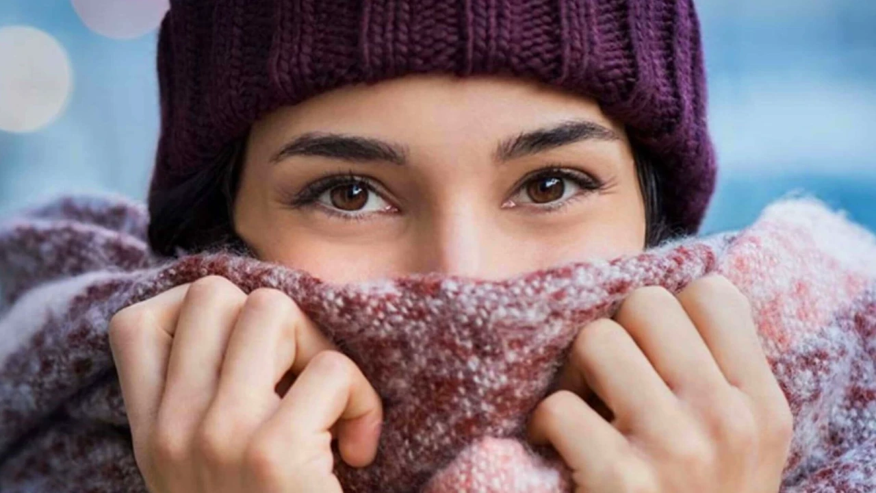 Kışın cilt bakımı: Cilt bariyeri koruması, nemlendirici ve kışın güneş kremi kullanımı üzerine bir konsept.