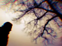 Mevsimsel depresyon konsepti: Serotonin ve melatonin dengesi, ışık terapisi ve artan karbonhidrat isteği.