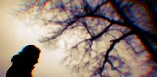 Güneş azaldıkça depresyon artıyor: Mevsimsel depresyon belirtileri ve ışık terapisi Mevsimsel depresyon konsepti: Serotonin ve melatonin dengesi, ışık terapisi ve artan karbonhidrat isteği.