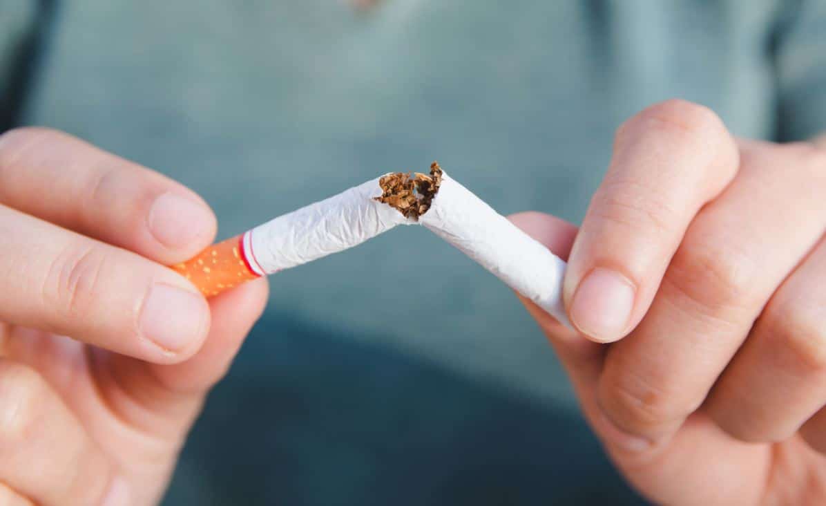 Sigarayı bırakma: Sigaranın zararları, nikotin bağımlılığı ve sigarayı bırakma yöntemleri üzerine bir konsept.