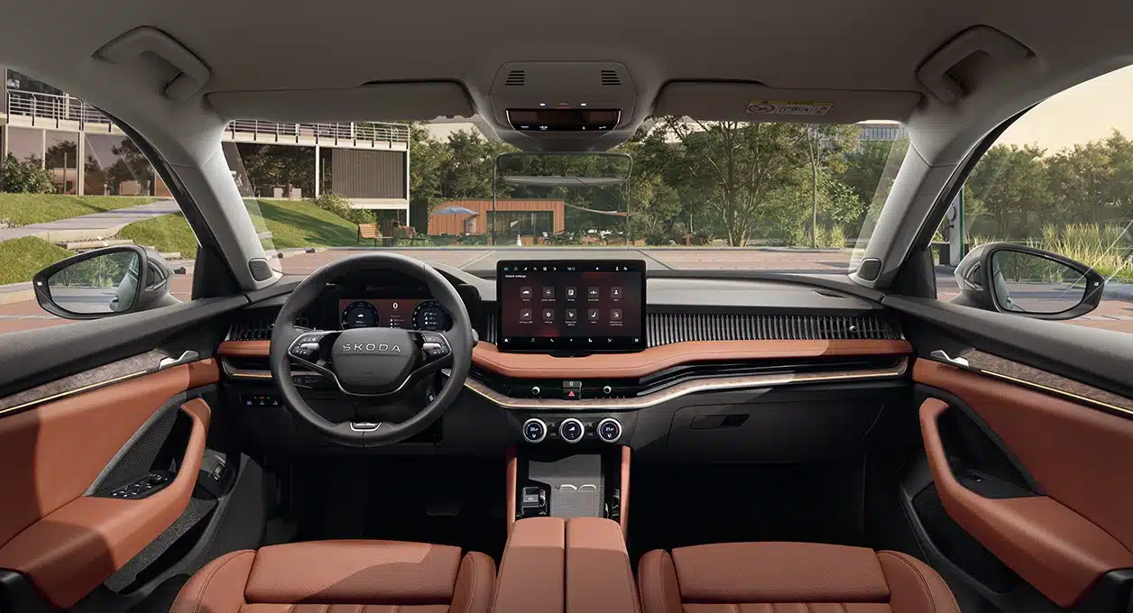 Skoda Superb'in konfor odaklı tasarımı: Gelişmiş sürüş destek sistemleri ve geniş iç hacim ile premium yolculuk.