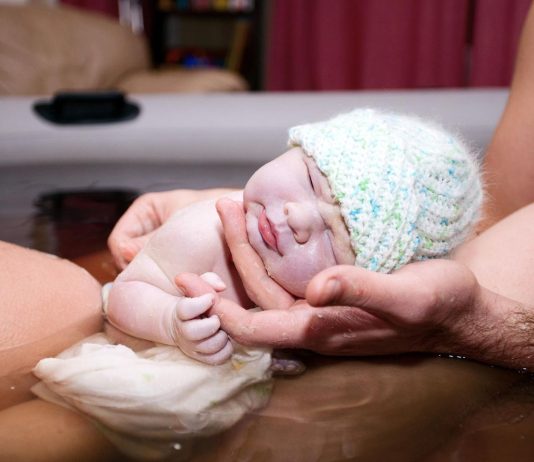 Suda doğum deneyimi: Doğal epidural etkisi, dalış refleksi ve diğer doğum yöntemleri ile karşılaştırmalı bir konsept.