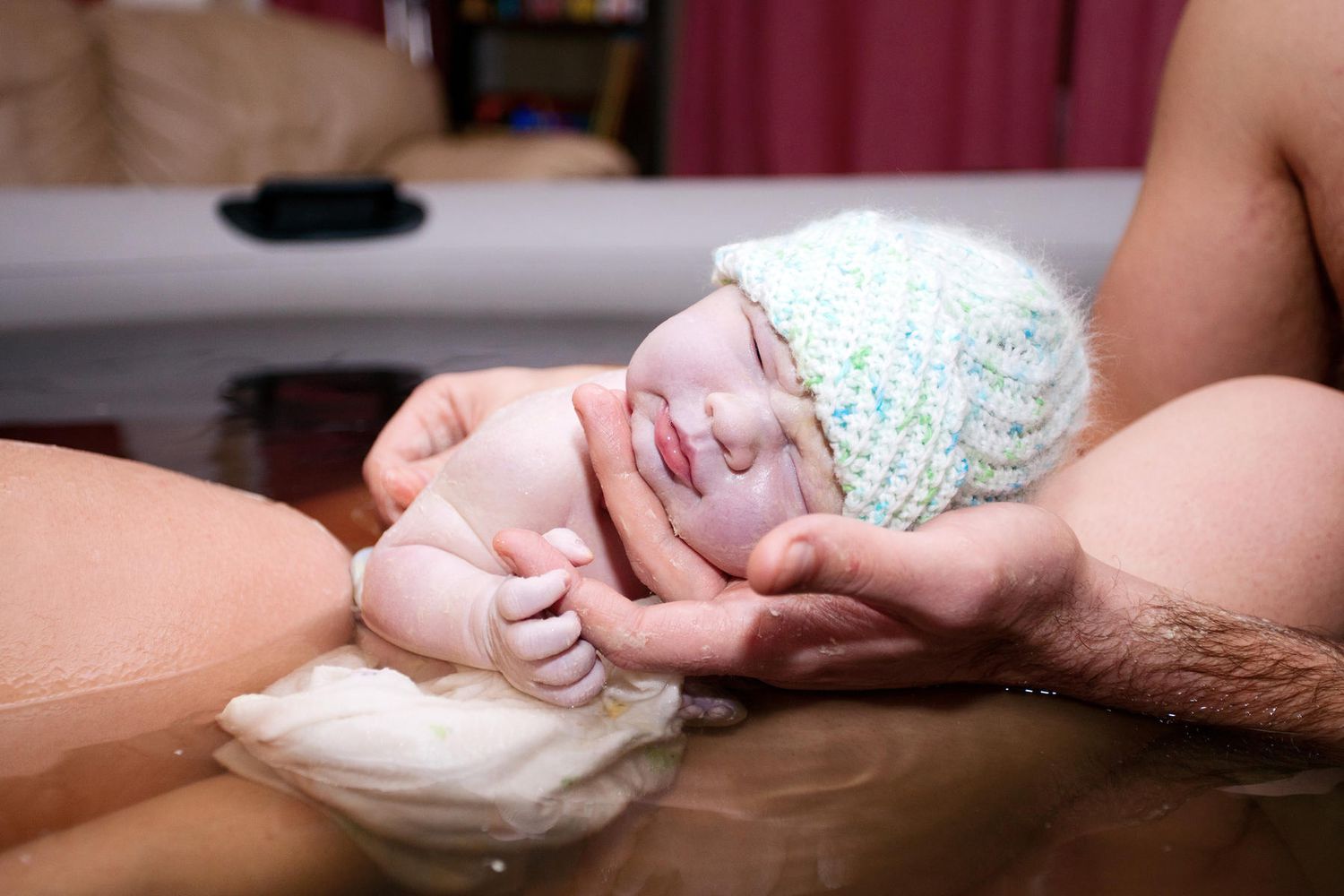 Suda doğum deneyimi: Doğal epidural etkisi, dalış refleksi ve diğer doğum yöntemleri ile karşılaştırmalı bir konsept.