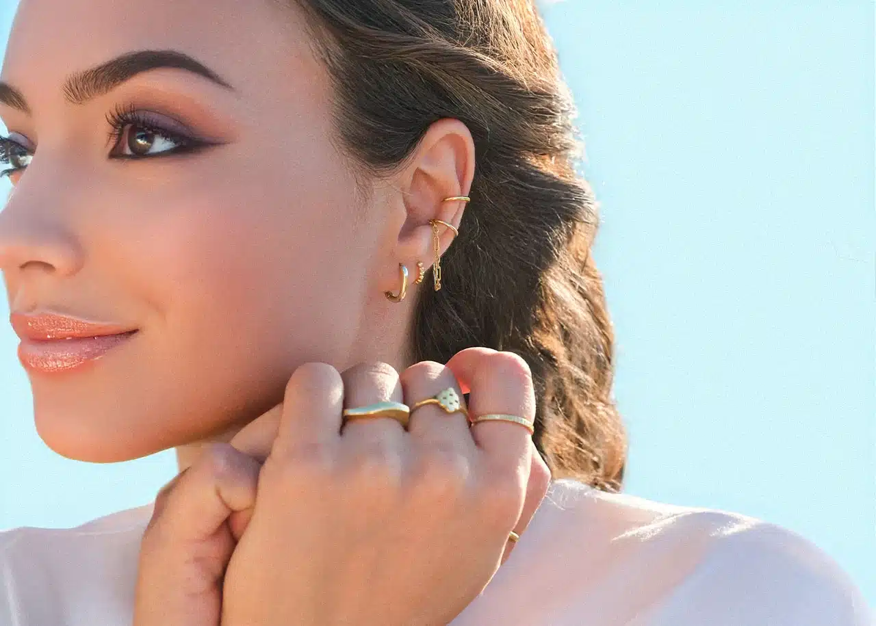 Zamansız takı ve kişisel stil: Hızlı moda akımları yerine bağımsız tasarım ve kalıcı parçalar.