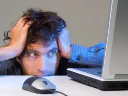 Siberkondri nedir: İnternetten hastalık araştırma, sağlık anksiyetesi ve chatbot riskleri üzerine bir konsept.