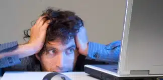 Siberkondri nedir: İnternetten hastalık araştırma, sağlık anksiyetesi ve chatbot riskleri üzerine bir konsept.