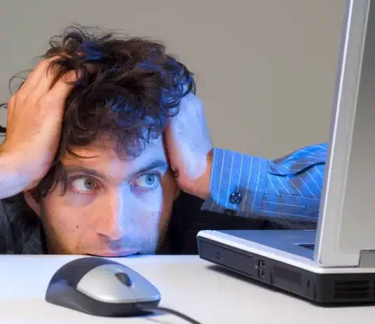 Siberkondri nedir: İnternetten hastalık araştırma, sağlık anksiyetesi ve chatbot riskleri üzerine bir konsept.