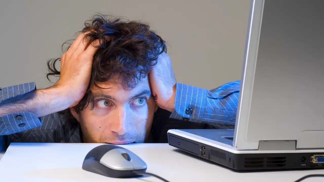 Siberkondri nedir: İnternetten hastalık araştırma, sağlık anksiyetesi ve chatbot riskleri üzerine bir konsept.